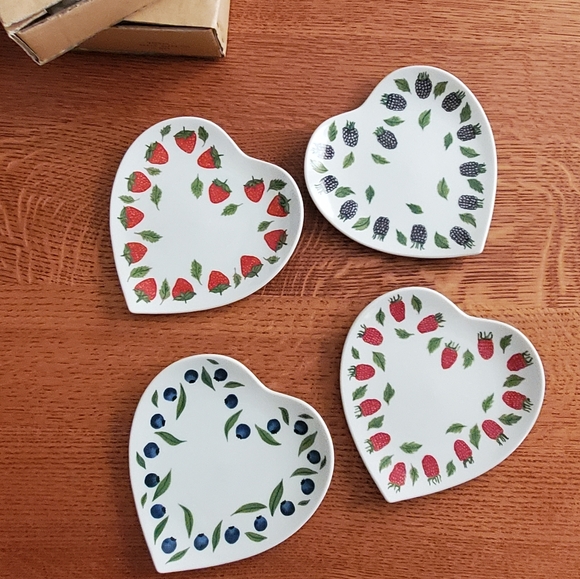 Williams-Sonoma La Fraise Chene Heart Shaped Side/Dessert Plates, set of 4 - Picture 7 of 7